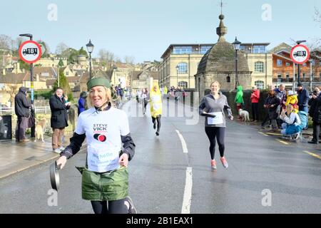 Bradford-on-Avon, Wiltshire, Royaume-Uni. 25 février 2020. La traditionnelle course de jour de Pancake a lieu au-dessus du pont de la ville chaque mardi de Shrove. Chaque candidat se rend sur le pont, lance sa crêpe et retourne à la ligne d'arrivée. Crédit: M. Standfast/Alay Live News Crédit: M. Standfast/Alay Live News Banque D'Images