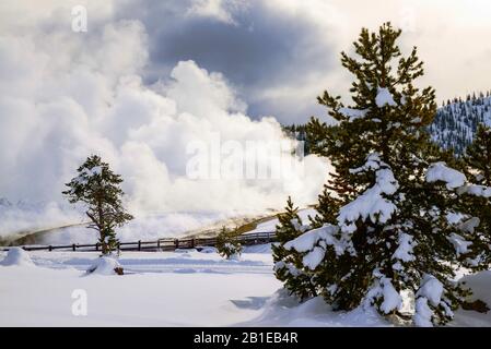 Faites de la vapeur dans le bassin du Geyser de Midway en hiver, aux États-Unis, au Wyoming, dans le parc national de Yellowstone Banque D'Images