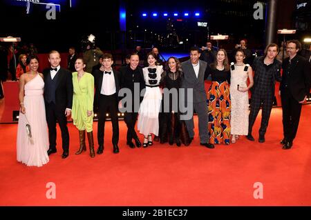 Zita Hanrot, Paaru Oja, Victoria Carmen Sonne, Levan Gelbakhiani, Bartosz Bielenia, Joana Ribeiro, Martina Apostolova, Bilal Wahib, Mariette Rissenbeek, Ela Rumpf, Jonas Dasser Et Carlo Chatrian Au Festival International Du Film Berlinale 2020/Berlin Pallinale. Berlin, 24 février 2020 | utilisation dans le monde entier Banque D'Images