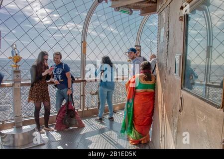 Paris, France - 18 septembre 2019: Les touristes en haut de la Tour Eiffel, d'où ils peuvent voir de superbes vues sur tout Paris Banque D'Images