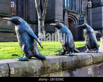 Trois des cinq sculptures de pingouins d'Angela Hunter sur le mur de l'église paroissiale de Dundee Pays-Bas Dundee Ecosse Banque D'Images