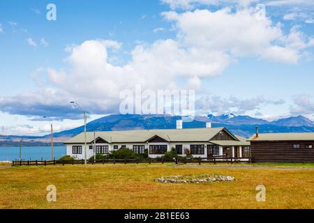 Hôtel de faible hauteur sur la Manche Senoret, Puerto Bories, un petit village de Patagonie près de Puerto Natales, province d'Ultima Esperanza, sud du Chili Banque D'Images