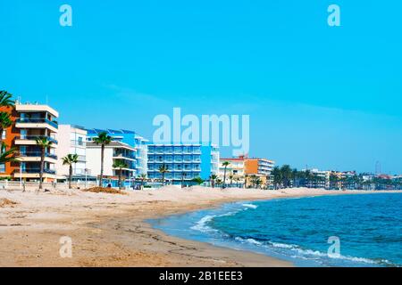 Salou, ESPAGNE - 22 FÉVRIER 2020: Vue sur la plage de Ponent, à Salou, sur la célèbre Costa Dorada, un dimanche d'hiver. Salou est une destination estivale majeure Banque D'Images