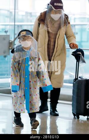 Séoul, Corée Du Sud. 25 février 2020. Les passagers marchent à l'aéroport international d'Incheon, en Corée du Sud, le 25 février 2020. La Corée du Sud a confirmé mardi 144 autres cas de COVID-19, portant le nombre total d'infections à 977 et le nombre de décès à 10. (Nesmsi/Document D'Information Via Xinhua) Crédit: Xinhua/Alay Live News Banque D'Images