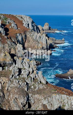 Sentier côtier : Pointe de Van face à la mer d'Iroise, Finistère, Bretagne, France