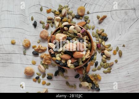 vue de dessus de l'écrou mélangé dans un bol , gros plan Banque D'Images