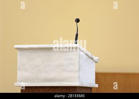 Tribune avec microphone dans la salle de conférence ou l'autel de l'église et espace vide pour le texte Banque D'Images