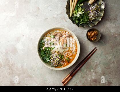 Bun Bo Hue, Bun Bo, soupe de nouilles de boeuf vietnamiennes épicée. Bol de soupe de boeuf et de riz vermicelli, cuisine vietnamienne de nouilles à Hue Banque D'Images