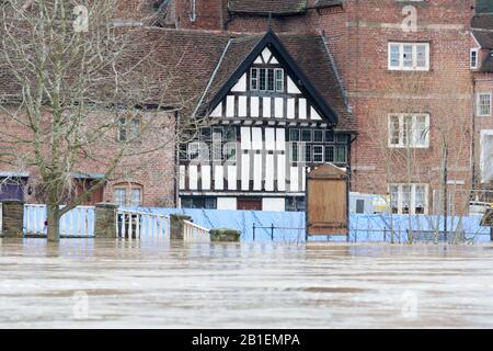 Bewdley, Worcestershire, Royaume-Uni. 25 février 2020. La rivière Severn à Bewdley continue de croître après que la pluie ait augmenté au Pays de Galles le week-end dernier. Les barrières anti-inondation ont été réérigées au cours des 48 dernières heures. Crédit: Peter Loppeman/Alay Live News Banque D'Images