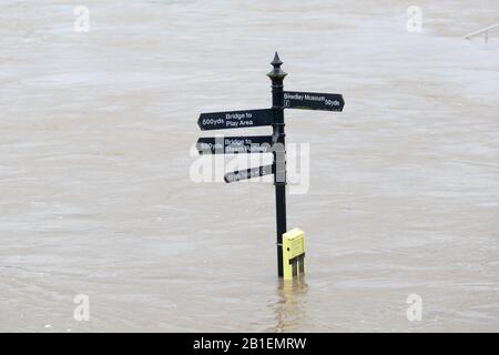 Bewdley, Worcestershire, Royaume-Uni. 25 février 2020. La rivière Severn à Bewdley continue de croître après que la pluie ait augmenté au Pays de Galles le week-end dernier. Le pont de la ville de Bewdley est fermé à la fois à la circulation et aux piétons, et les rues du bord de la rivière ont été fermées. Crédit: Peter Loppeman/Alay Live News Banque D'Images