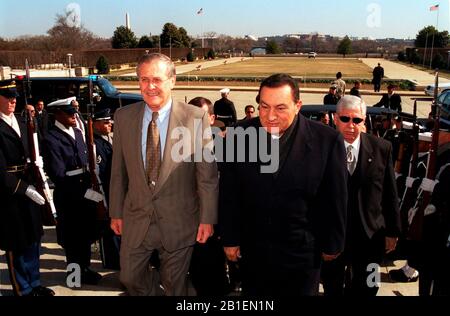 Washington, DC - 5 mars 2002 -- le président égyptien Hosni Moubarak (à droite) est escorté dans le Pentagone par le secrétaire américain à la Défense Donald H. Rumsfeld (à gauche) le 5 mars 2002. Moubarak et Rumsfeld se réuniront pour discuter de la guerre contre le terrorisme, le conflit israélo-palestinien et d'autres questions de sécurité régionale. .crédit obligatoire: Robert D. Ward / DoD via CNP | usage dans le monde entier Banque D'Images