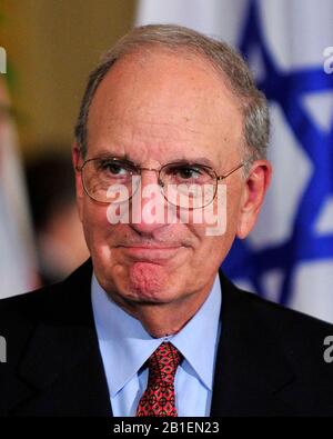 Envoyé spécial pour le Moyen-Orient, George Mitchell arrive avant le président des États-Unis Barack Obama et les dirigeants du Moyen-Orient en faisant des déclarations dans l'East Room de la Maison Blanche à la suite de leurs réunions bilatérales à Washington, D.C. le mercredi, Septembre 1, 2010. Les états financiers sont à l'avance de l'ouverture de la première en deux ans de pourparlers directs entre Israël et l'Autorité palestinienne devrait commencer au département d'Etat à Washington, D.C. demain. De gauche à droite : Le Premier Ministre Benjamin Netanyahu d'Israël, le président égyptien Hosni Mubarak, le Président Mahmoud Abbas Banque D'Images