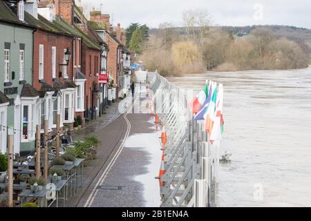 Bewdley, Worcestershire, Royaume-Uni. 25 février 2020. La rivière Severn à Bewdley continue de croître après que la pluie ait augmenté au Pays de Galles le week-end dernier. Les barrières anti-inondation ont été réérigées au cours des 48 dernières heures. Crédit: Peter Loppeman/Alay Live News Banque D'Images