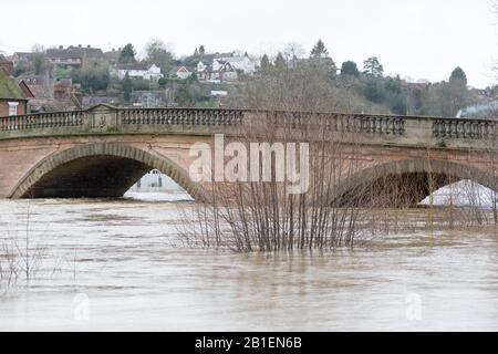 Bewdley, Worcestershire, Royaume-Uni. 25 février 2020. La rivière Severn à Bewdley continue de croître après que la pluie ait augmenté au Pays de Galles le week-end dernier. Le pont de la ville de Bewdley est à proximité de la circulation et des piétons. Crédit: Peter Loppeman/Alay Live News Banque D'Images