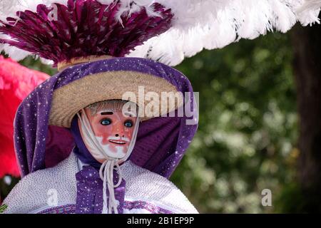 Portrait du masque et du chapeau d'une danseuse Charros à partir D'Une Portée de Huehues dans des costumes mexicains traditionnels au Carnaval de Tlaxcala. Banque D'Images