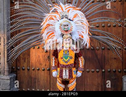 Portrait de danseuse portant un masque avec crâne et plumes, danseuse dans Une Litière de Huehues dans des costumes mexicains traditionnels au Carnaval de Tlaxcala. Banque D'Images