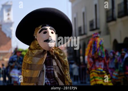 Portrait d'UN jeune garçon dans une tenue de cowboy, une partie d'une Portée de Chivarrudos, un type de Huehues dans des costumes mexicains traditionnels au carnaval de Tlaxcala. Banque D'Images