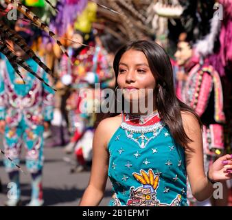 Portrait de danseuse féminine portant une robe ornée de perles faisant partie D'Une Litière de Huehues en costume mexicain traditionnel au carnaval de Tlaxcala. Banque D'Images