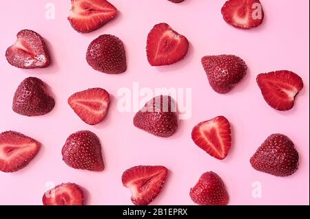 Coupe fraise rouge fond texture. Vue d'en haut. Concept de l'alimentation eco de l'été Banque D'Images