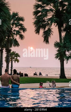 Couple détendez-vous sur la plage de Pattaya Thaïlande Jomtien plage avec des clubs de plage et des restaurants Banque D'Images