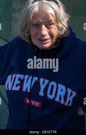 Une vieille femme marche dans les rues de New York avec un sweat-shirt que j'aime New York USA Banque D'Images