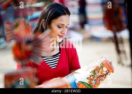 Des femmes heureuses font du shopping pour acheter des souvenirs sur le marché de la rue Banque D'Images