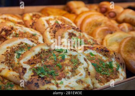 De nombreuses mini pizzas sur le comptoir près. Nourriture Banque D'Images