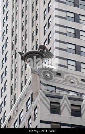 Détail de la couronne Art déco et de la flèche du Chrysler Building à Midtown Manhattan au coucher du soleil. New York City États-Unis Banque D'Images