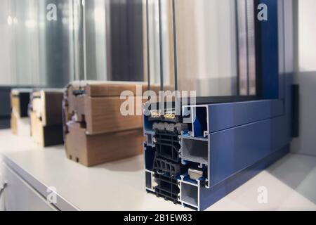 Profil en aluminium et en bois pour fenêtre, portes dans le hall d'exposition du concessionnaire Banque D'Images