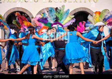 Portée de Huehues en costumes mexicains traditionnels à Tlaxcala Carnival portant des tenues bleues dansant l'homme et la femme dans des directions opposées. Tlaxcala, Banque D'Images