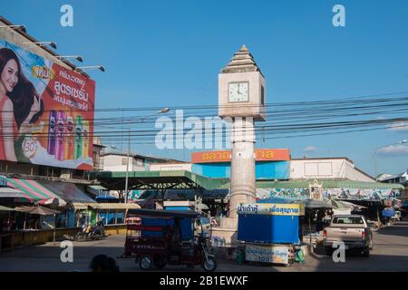 La vieille tour d'horloge du marché dans la ville de Kamphaeng Phet dans la province de Kamphaeng Phet dans le nord de la Thaïlande. Thaïlande, Kamphaeng Phet, Novembre Banque D'Images