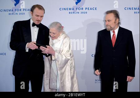 23 février 2020, Berlin: 70ème Berlinale, Gala du Cinéma pour la paix: Carlo Gabriel Nero (fils de Vanessa Redgrave et Franco Nero), actrice Vanessa Redgrave et son époux acteur Franco Nero. Le Festival International du Film a lieu du 20.02 au 01.03.2020. Photo: Britta Pedersen/dpa-Zentralbild/dpa Banque D'Images