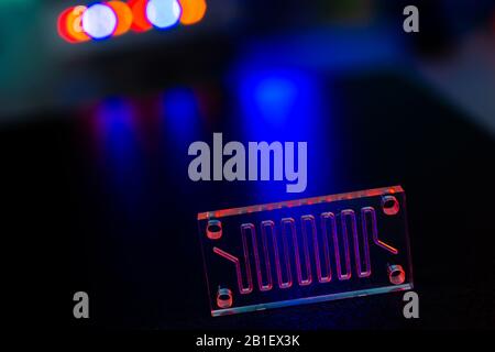 Dispositif microfluidique Instrument qui utilise des micro-quantités de fluide sur une puce de faire certaines analyses de laboratoire. Banque D'Images