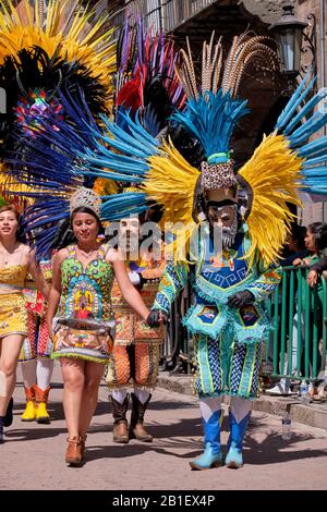 Couple de danseurs, homme portant masque avec tête de chat et plumes, une partie d'une Litière de Huehues se produisant dans les costumes mexicains traditionnels à Tlaxcala Banque D'Images