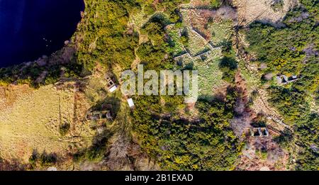 Vue aérienne de la ville abandonnée de Drumboghill entre Rossbeg et Portnoo dans le comté de Donegal - Irlande. Banque D'Images