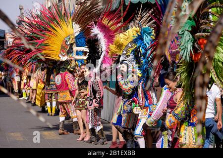 Gamme de danseurs portant le masque avec des visages et des plumes, une partie d'une Portée de Huehues se présentant dans des costumes mexicains traditionnels au Carnaval de Tlaxcala. Banque D'Images