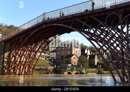 Ironbridge, Royaume-Uni. 25 février 2020. 0 Rivière Severn en inondation dans Ironbridge Shropshire Royaume-Uni. Les barrières de défense contre les inondations de l'Agence de l'environnement défendent les propriétés du Wharfage, mais les prévisions sont que la rivière va dépasser les barrières plus tard aujourd'hui. Crédit: David Bagnall/Alay Live News Banque D'Images