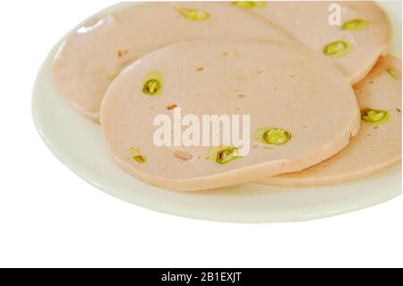 le porc bologne remplit le piment sur le plat en fond blanc Banque D'Images