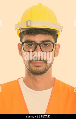 Visage de jeune homme persan construction worker wearing eyeglasses Banque D'Images