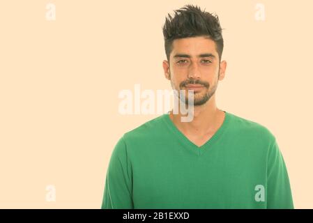 Studio tourné d'un jeune homme persan barbu Banque D'Images