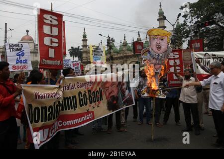 Les militants du Centre de l'unité socialiste de l'Inde (communiste) ont scrié des slogans et ont tenu une coupure du président américain Donald Trump alors qu'ils protestaient contre sa visite en Inde à Kolkata. (Photo De Dipa Chakraborty/Pacific Press) Banque D'Images