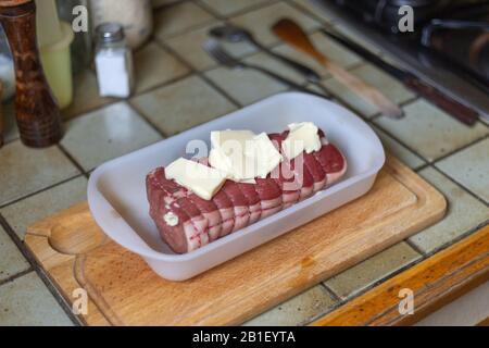 Viande de porc crue roulée et prête à cuire, rôtie avec beurre, viande biologique Banque D'Images