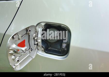 bouchon du réservoir de carburant de la voiture ouvert dans le stationnement Banque D'Images