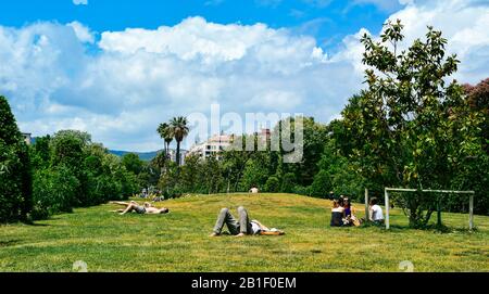 Barcelone, ESPAGNE - 30 MAI : les gens se reposent sur l'herbe au Parc de la Ciutadella le 30 mai 2016 à Barcelone, Espagne. C'est le grand public Banque D'Images