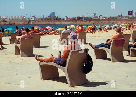 Barcelone, ESPAGNE - 10 JUILLET : les gens à la plage de Nova Icaria le 10 juillet 2016 à Barcelone, Espagne, avec le Port Olimpic en arrière-plan. Cette plage animée Banque D'Images