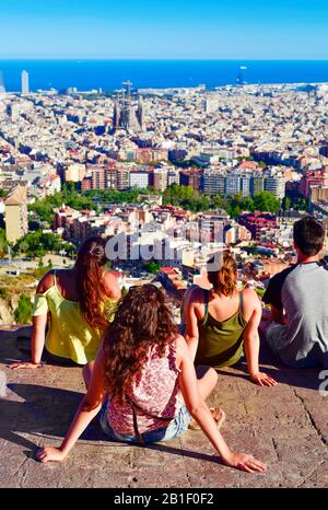 Barcelone, ESPAGNE - 15 AOÛT : les gens qui observent la ville depuis le haut le 15 août 2016 à Barcelone, Espagne. Du sommet de la colline, il y a une merveille Banque D'Images