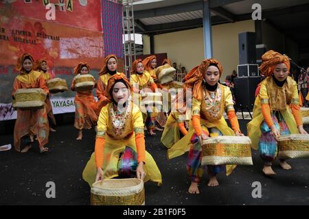 Makassar, Indonésie, 25 Février 2020. Semaine culturelle activités organisées par les élèves de l'école islamique d'Athiah Makassar. Cet événement a impliqué tous les élèves de la maternelle, de l'école primaire, de l'école secondaire junior et de l'école secondaire supérieure, portant des vêtements traditionnels de toutes les cultures en Indonésie. Crédit: Herwin Bahar / Alay Live News Banque D'Images