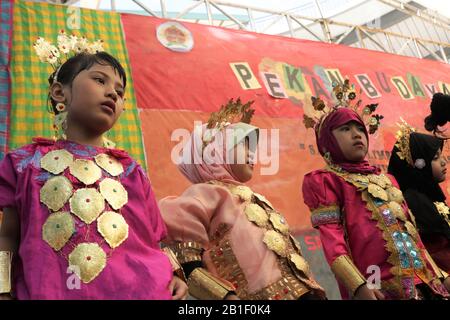 Makassar, Indonésie, 25 Février 2020. Semaine culturelle activités organisées par les élèves de l'école islamique d'Athiah Makassar. Cet événement a impliqué tous les élèves de la maternelle, de l'école primaire, de l'école secondaire junior et de l'école secondaire supérieure, portant des vêtements traditionnels de toutes les cultures en Indonésie. Crédit: Herwin Bahar / Alay Live News Banque D'Images