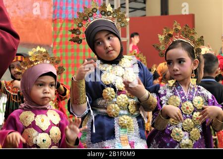 Makassar, Indonésie, 25 Février 2020. Semaine culturelle activités organisées par les élèves de l'école islamique d'Athiah Makassar. Cet événement a impliqué tous les élèves de la maternelle, de l'école primaire, de l'école secondaire junior et de l'école secondaire supérieure, portant des vêtements traditionnels de toutes les cultures en Indonésie. Crédit: Herwin Bahar / Alay Live News Banque D'Images