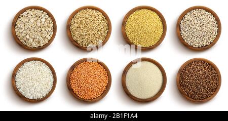 Céréales, céréales et graines dans des bols isolés sur fond blanc, vue de dessus Banque D'Images